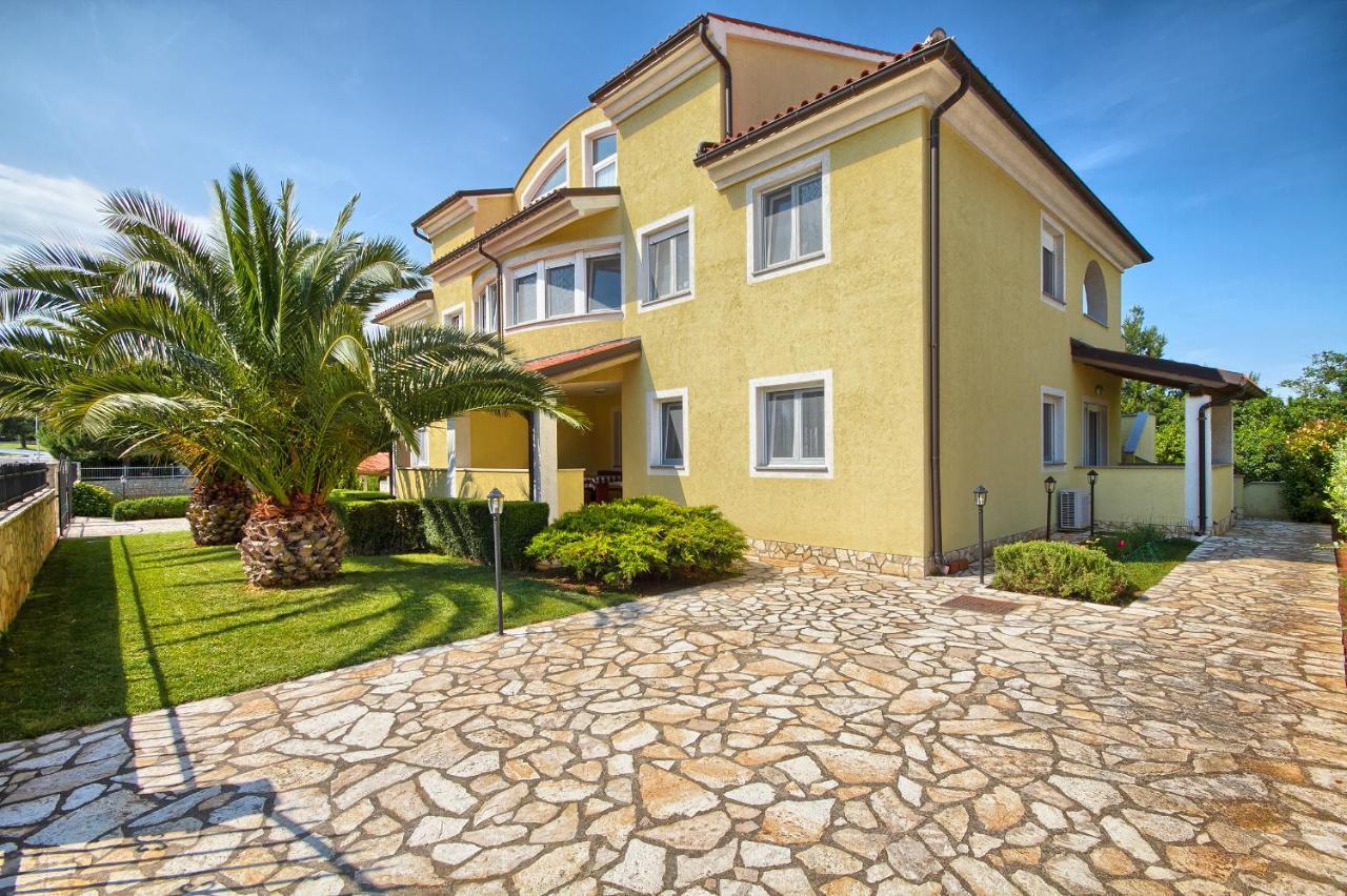 Apartments Gilly 1 Premantura Exterior photo