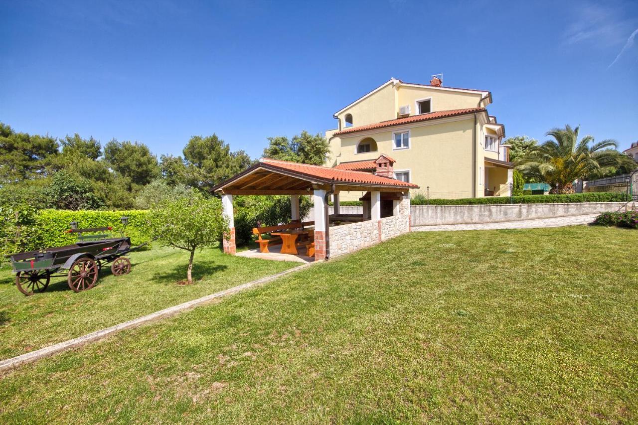 Apartments Gilly 1 Premantura Exterior photo