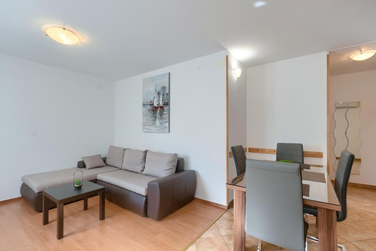 Apartments Gilly 1 Premantura Exterior photo