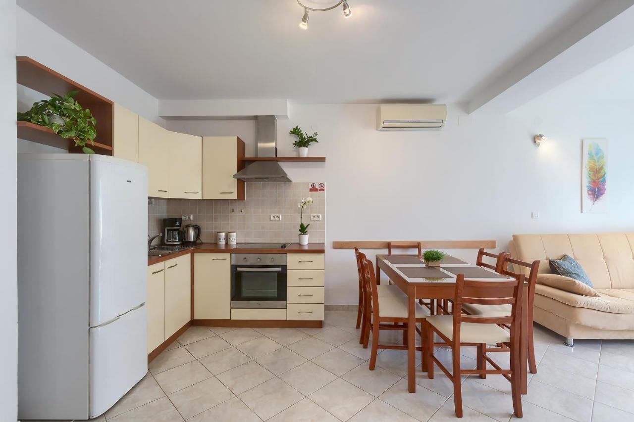 Apartments Gilly 1 Premantura Exterior photo